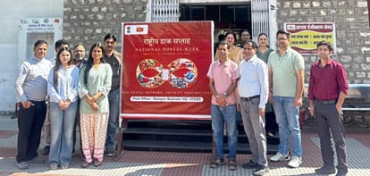 मुख्य डाकघर रामपुर में राष्ट्रीय डाक सप्ताह का शुभारंभ करते डाक विभाग के कर्मचारी। स्रोत : विभा