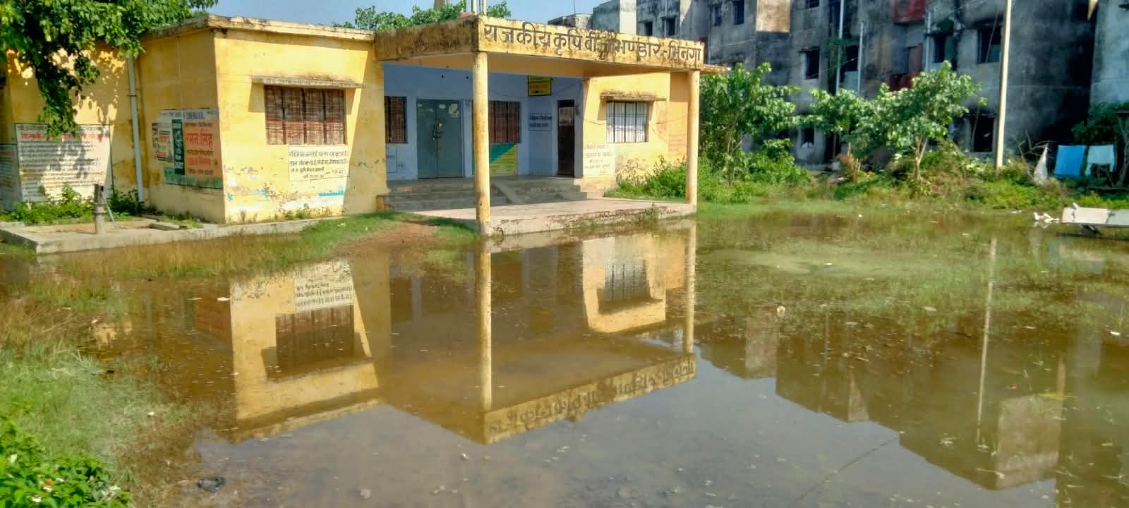 मार्ग पर भरा पानी व कीचड़