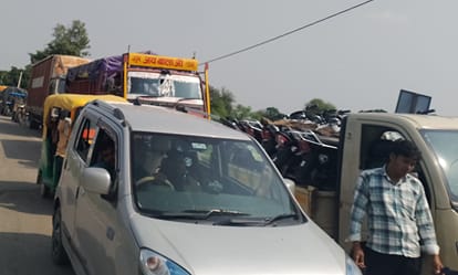 मिर्जापुर में फर्रुखाबाद मुरादाबाद स्टेट हाईवे पर लगा जाम। संवाद
