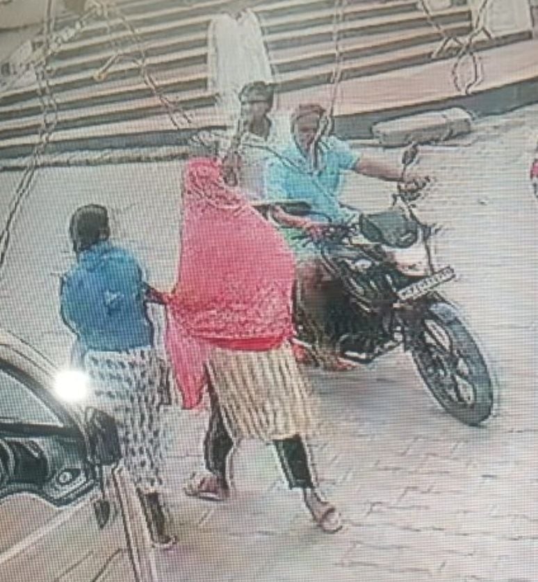 Budaun News: चिलम का धुआं उड़ाते युवकों की फुटेज वायरल, दो गिरफ्तार
