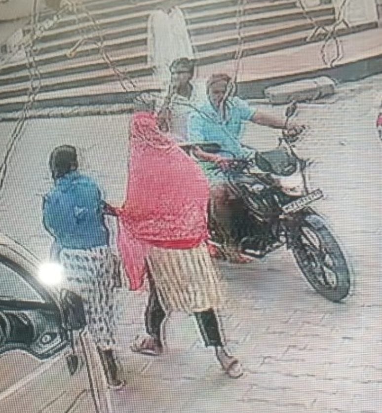 नाबालिक बच्चियों पर धुआं उड़ाता युवक।  वीडियो ग्रेब