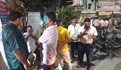 निगोही रोड पर दुकान में तोड़फोड़ के बाद थाने पर लगी लोगों की भीड़। स्रोत: जागरुक पाठक