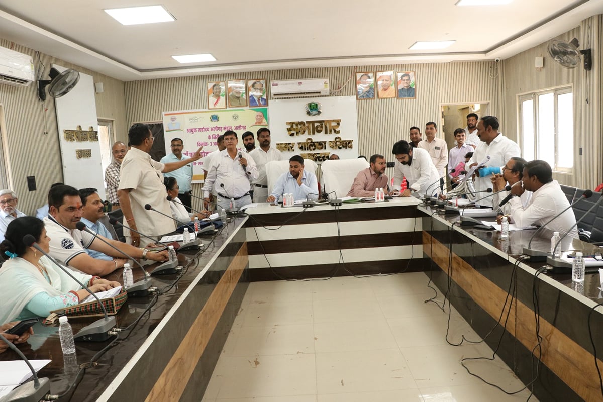 Hathras News: बायोमीट्रिक उपस्थिति और 16.40 करोड़ की सड़क परियोजनाओं सहित पांच प्रस्तावों को हरी झंडी