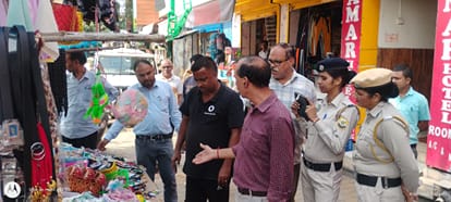 नगर परिषद सुजानपुर टीहरा की टीम मुख्य बाजार में दुकानदारों को अतिक्रमण  हटाने के बारे में जागरू