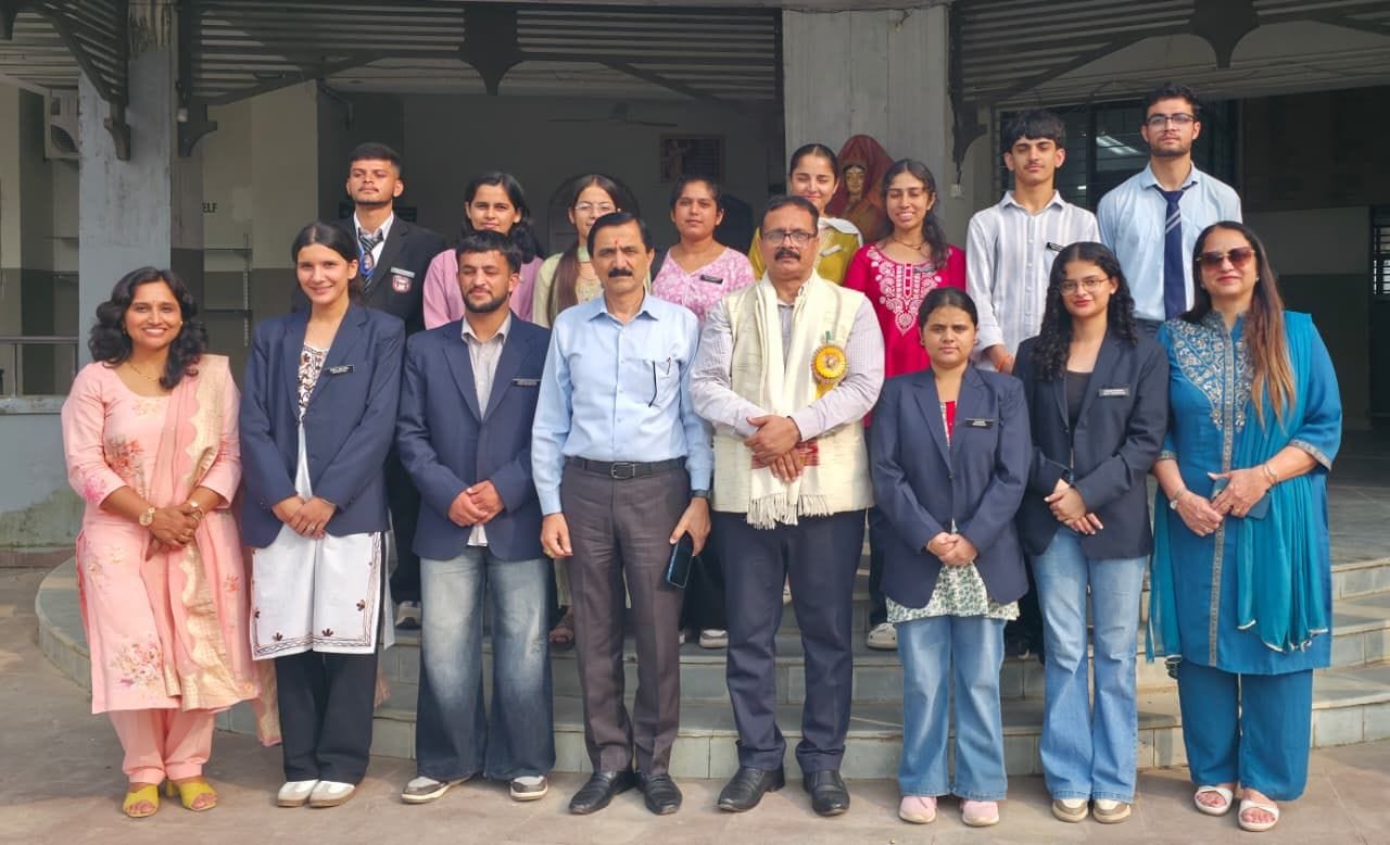 नाहन कॉलेज में शपथ लेने के बाद प्राचार्य व शिक्षकों के साथ केंद्रीय छात्र परिषद के पदाधिकारी। स
