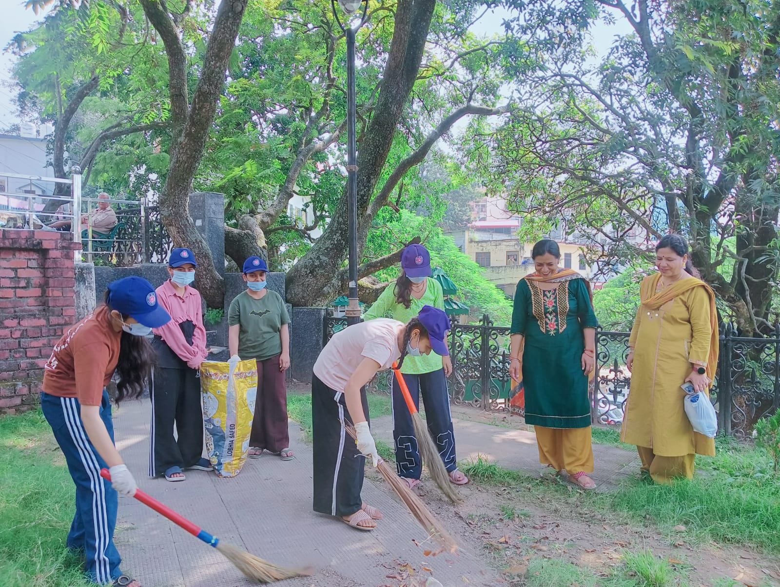 नाहन में रानी झांसी पार्क की सफाई करती पीएमश्री स्कूल नाहन की एनएसएस छात्राएं। संवाद