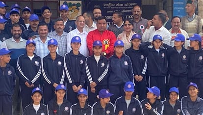 नैनाटिक्कर स्कूल में मुख्य अतिथि डॉ दूनी चंद कश्यप के साथ एन एस एस के स्वयं सेवी व विद्यालय की 