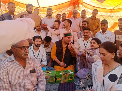 नूरपुर अस्पताल के प्रागंण में एमसीएच के मुद्दे को लेकर अनिश्चितकालीन हड़ताल पर बैठे अकिल बक्शी क