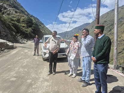 नाथपा में भूस्खलन प्रभावित हाईवे का निरीक्षण करतीं उपायुक्त किन्नौर। स्रोत: पीआरओ