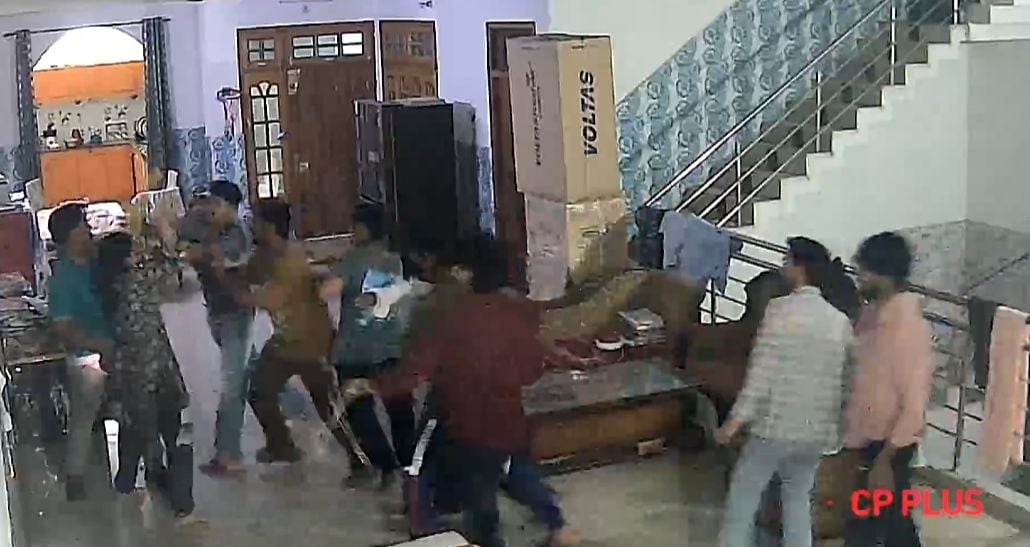 Lucknow News: स्कूटी का हॉर्न बजाने पर विवाद, घर में घुसकर कारोबारी के परिवार पर हमला