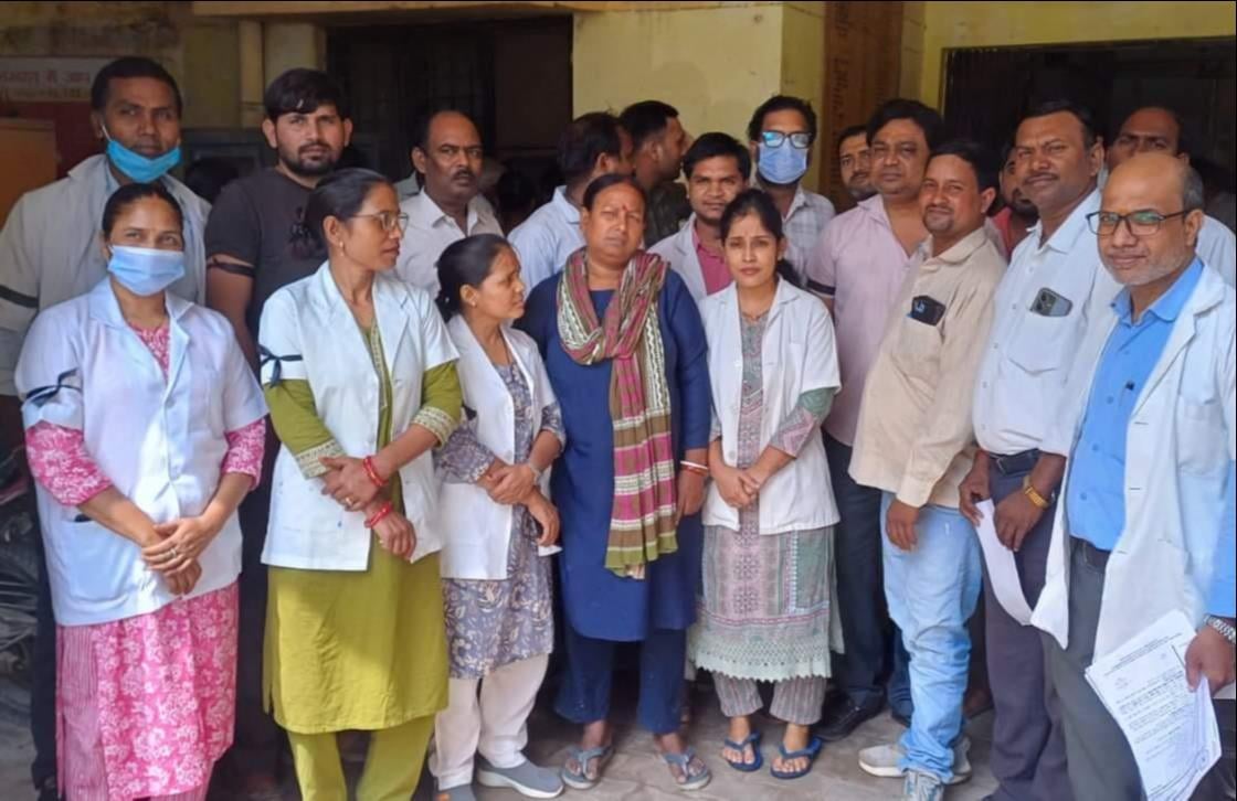 Chandauli News: काली पट्टी बांध जताया विरोध, कार्य बहिष्कार किया