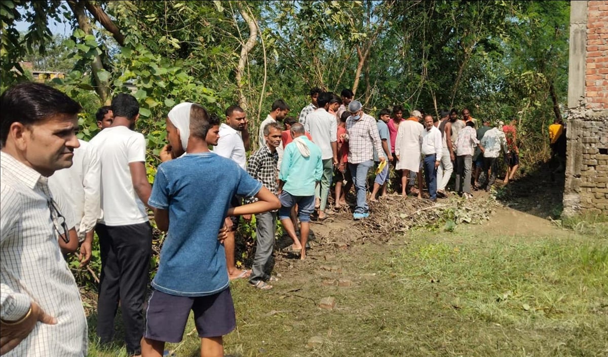 Bahraich News: झाड़ियों में पड़ा मिला बुजुर्ग का शव, हत्या की आशंका