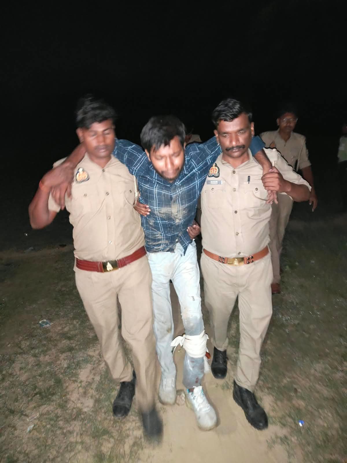 Kaushambi News: सराफा व्यापारी से लूट के तीन आरोपी मुठभेड़ में गिरफ्तार