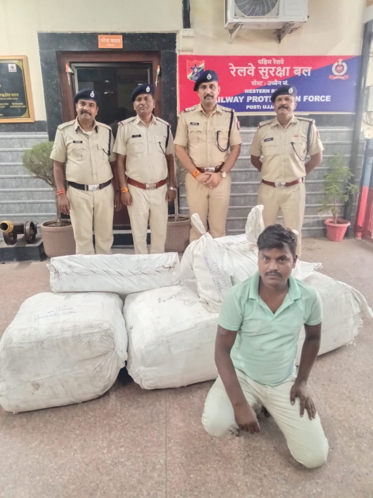 उज्जैन: ट्रेन में मेंटेनेंस कर्मचारी बन करते थे चोरी, आरपीएफ ने यूपी-बिहार से दबोचा गिरोह, लाखों का माल जब्त