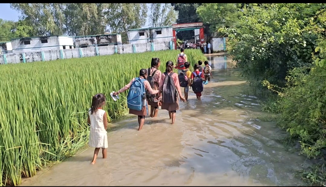 Azamgarh News: तीन महीने पानी में डूबा रहता है स्कूल का रास्ता, चप्पल हाथ में लेकर पहुंचते हैं बच्चे