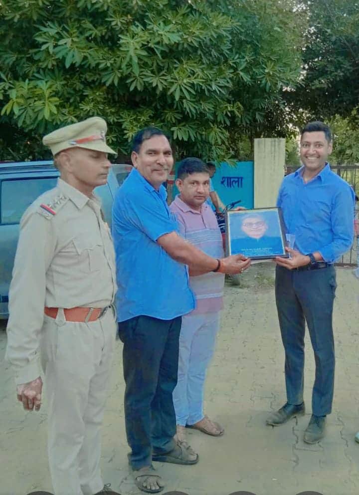 पार्क के निरीक्षण पर पहुंचे वन अधिकारी डा. राजकुमार का स्वागत करते ग्रामीण। स्रोत: ग्रामीण