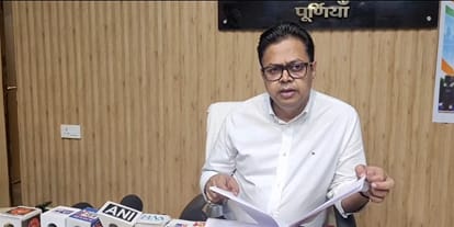 प्रेस वार्ता करते प्रमंडलीय आयुक्त प्रेम सिंह मीणा