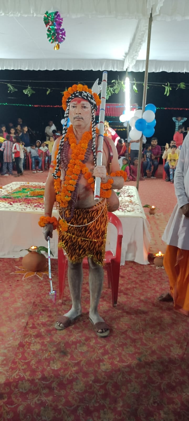Kaushambi News: किसी के हाथ में कलम तो किसी के हाथ में कड़छी... शाम को बदल जाते हैं किरदार