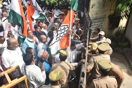 Ayodhya News: कांग्रेस कार्यकर्ताओं ने काला दिवस मनाते हुए निकाला शांति मार्च
