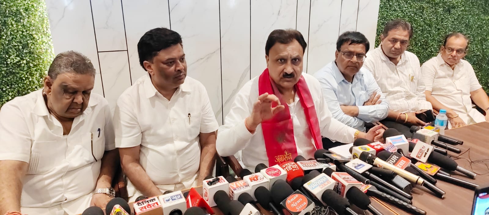 पत्रकारों को संबाेधित करते अग्रोहा धाम वैश्य समाज के राष्ट्रीय कार्यकारी अध्यक्ष एवं हरियाणा प