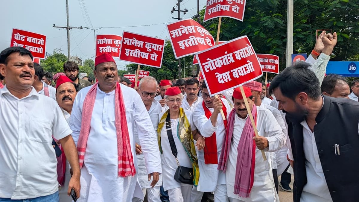 Unnao News: सपाइयों ने पैदल मार्च कर मांगा मुख्य चुनाव आयुक्त का इस्तीफा