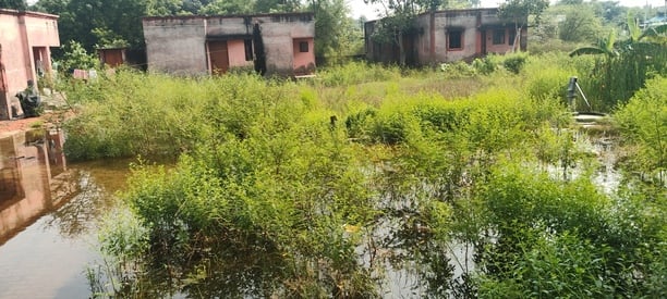 Azamgarh News: दो महीने से अतिरिक्त प्राथमिक स्वास्थ्य केंद्र अंबारी में भरा है पानी