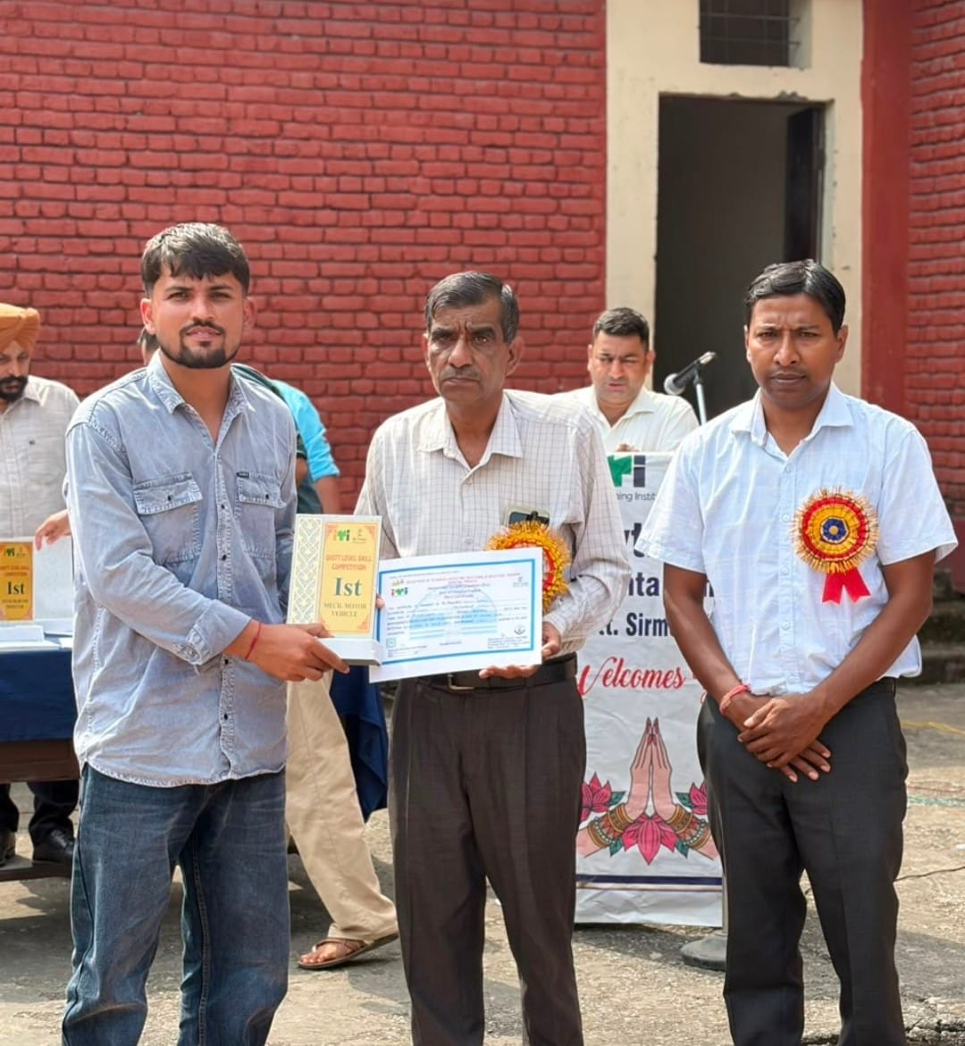 पांवटा साहिब आईटीआई के दीक्षांत समारोह में मेधावियों को पुरस्कार वितरित करते हुए मुख्य अतिथि। स