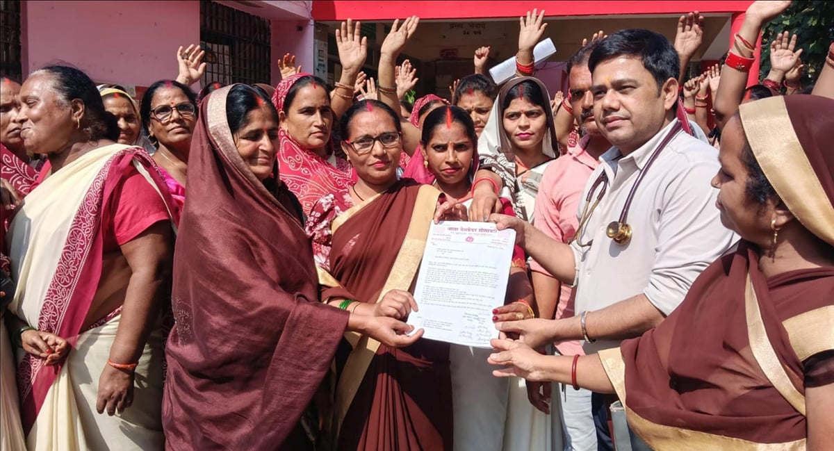 Bahraich News: एनएचएम संविदाकर्मियों ने किया कार्य बहिष्कार, सेवाएं प्रभावित