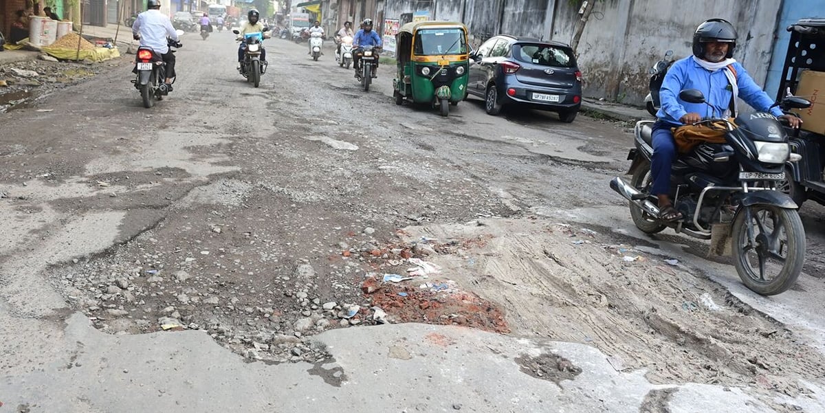 Kanpur News: छोटे गड्ढों के मुंह बंद पर बड़ों के खुले