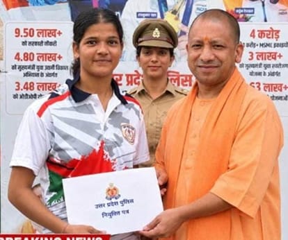 रोहटा। वुशु खिलाड़ी तनू तोमर, जिनका स्पोर्ट्स कोटे से उत्तर प्रदेश पुलिस में चयन हुआ है। परिजन