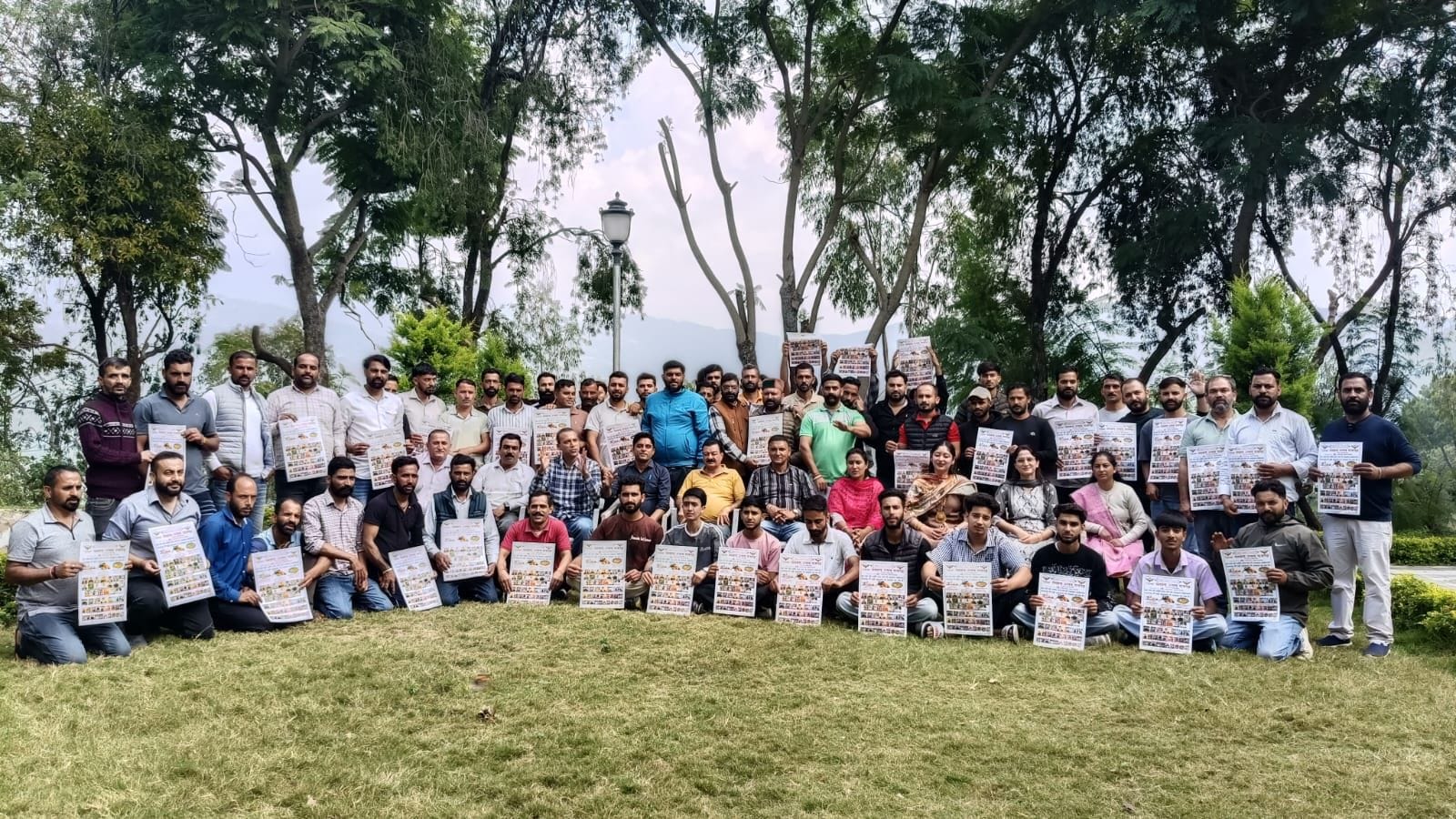 राजगढ़ में दशहरा का पोस्टर रिलीज करते मुख्य अतिथि एवं उड़ान वेलफेयर सोसाइटी के सदस्य। संवाद