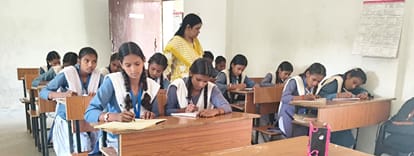राजकीय हाईस्कूल रानीगंज में सामान्य ज्ञान प्रतियोगिता में शामिल छात्राएं। स्रोत : स्कूल