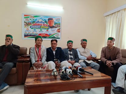 रिकांगपिओ में नौतोड़ मुद्दे पर प्रेसवार्ता करते प्रदेश कांग्रेस प्रवक्ता डॉ. सूर्या बोरस। स्रोत