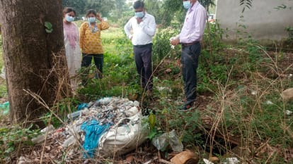 रक्कड़ में पुराने पीएचसी भवन के पीछे खुला में फैंका मेडिकल वेस्ट की जांच करते हुए टीम। जागरूक प