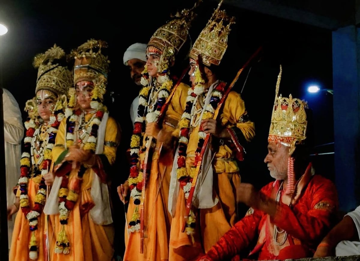 Varanasi News: प्राण जाए पर वचन न जाई... श्रीराम की चरण पादुकाएं ले नंदीग्राम लौटे भरत