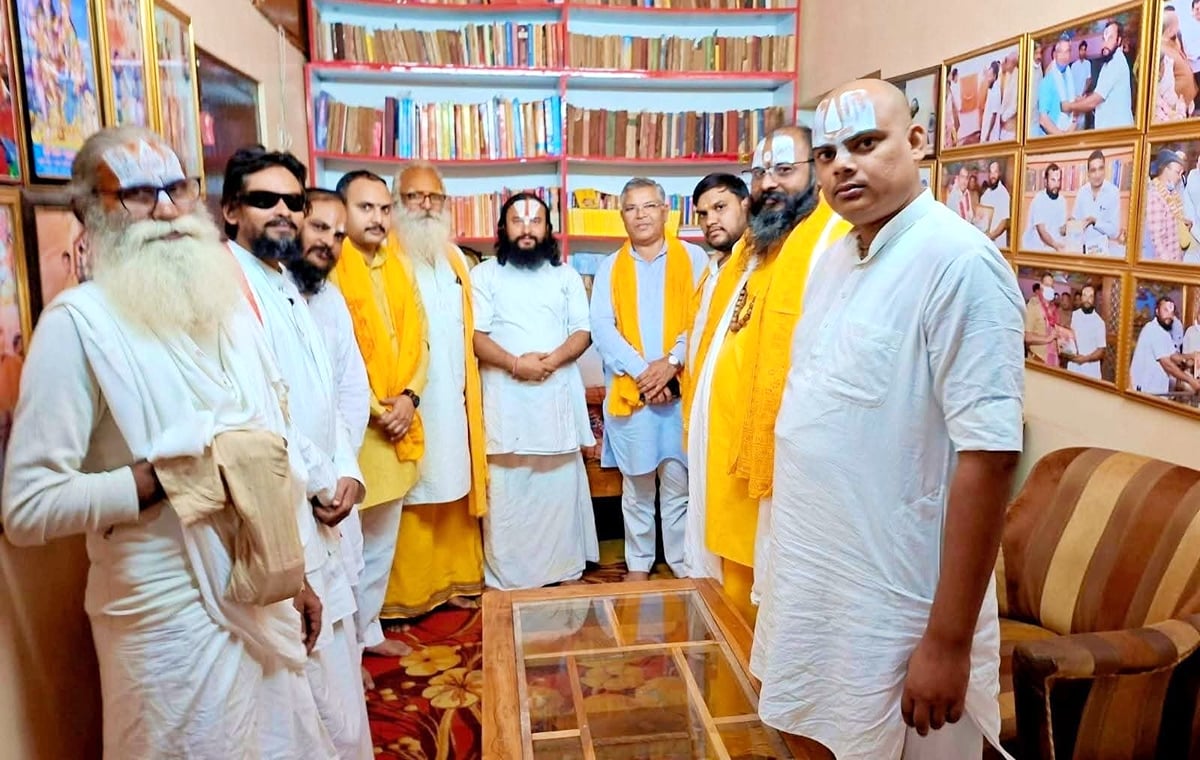 Sitapur News: चुनावी माहौल में संतों की नब्ज टटोल रहा संघ