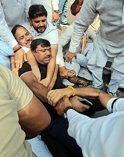 रोष मार्च निकाल रहे कांग्रेस कार्यकर्ताओं की पुलिस से झड़प