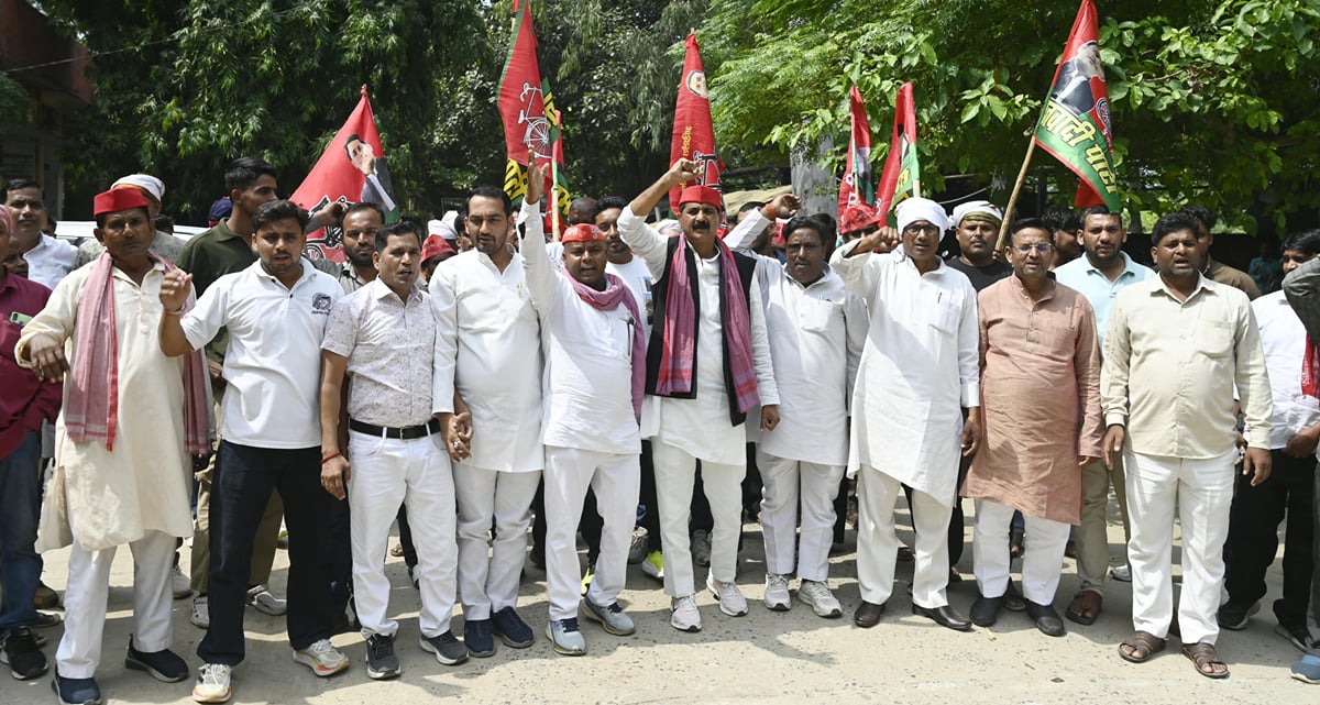 Deoria News: सपा कार्यकर्ताओं ने किया प्रदर्शन  सरकार के खिलाफ की नारेबाजी