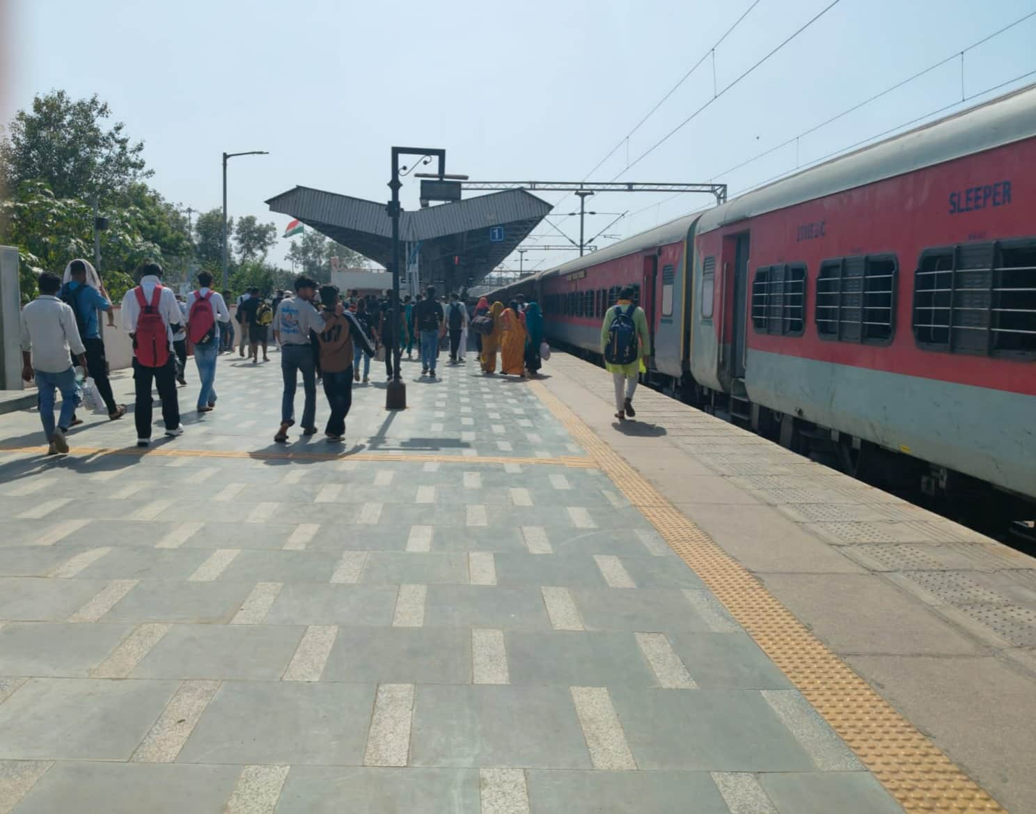 रेवाड़ी रेलवे स्टेशन पर खड़ी ट्रेन। संवाद