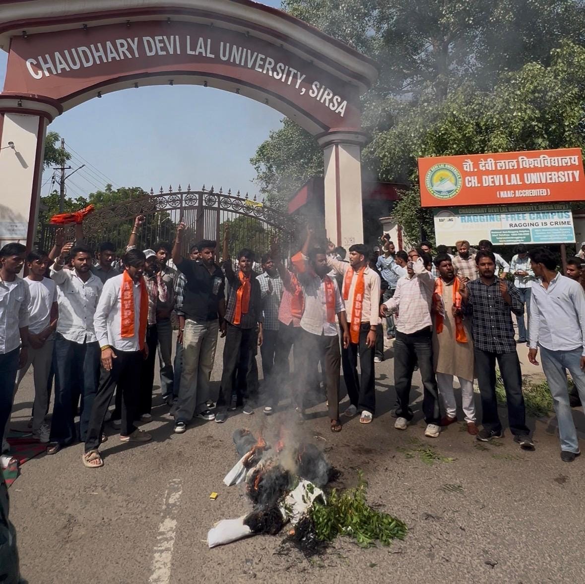 सीडीएलयू में फीस बढ़ोतरी के खिलाफ प्रदर्शन करते छात्र संघ के सदस्य। 