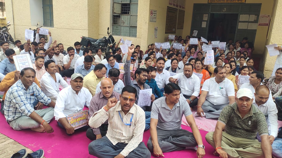 Basti News: संविदा कर्मियों के कार्य बहिष्कार से लड़खड़ाई स्वास्थ्य व्यवस्था