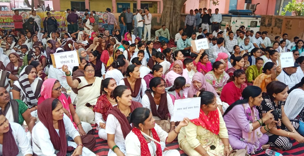 Budaun News: सीएमओ कार्यालय में अनिश्चितकालीन हड़ताल पर बैठे चार हजार कर्मचारी