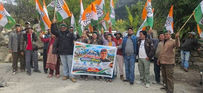 सांगला वैली में नौतोड़ बहाली को लेकर हस्ताक्षर अभियान का शुभारंभ करते कांग्रेस कार्यकर्ता। स्रो