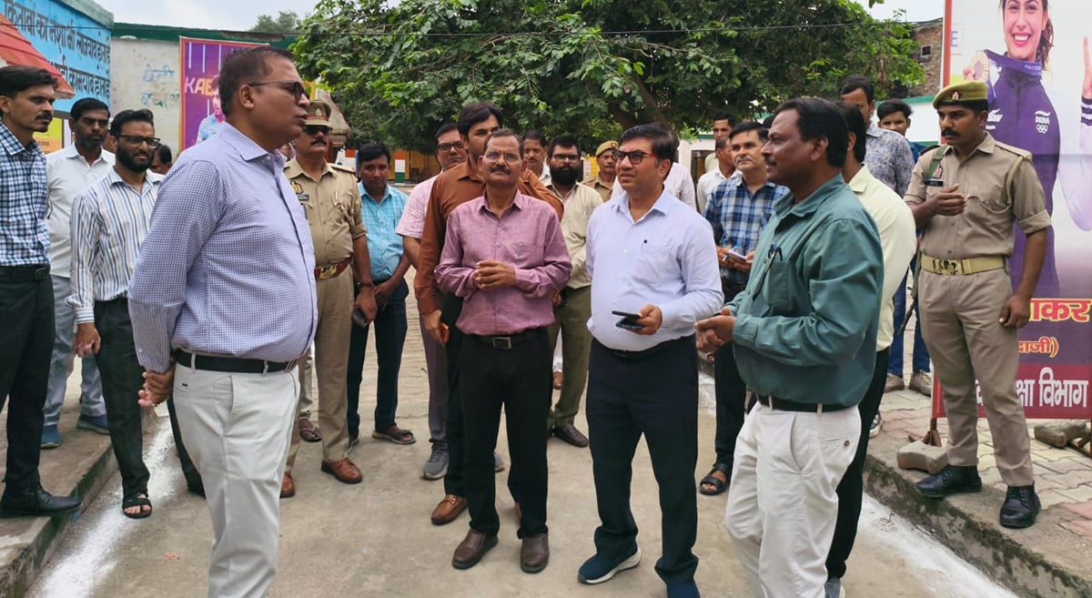 Shahjahanpur News: हवा से गिर गया भोजन शेड, डीएम ने दिए जांच के निर्देश
