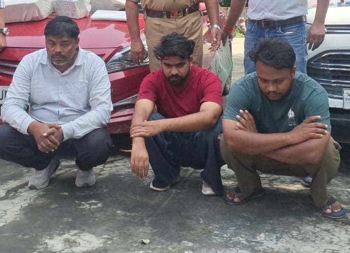 Ghazipur News: सोशल मीडिया पर विदेश में नौकरी का विज्ञापन, फिर फर्जी कॉल सेंटर से ठगी, तीन गिरफ्तार