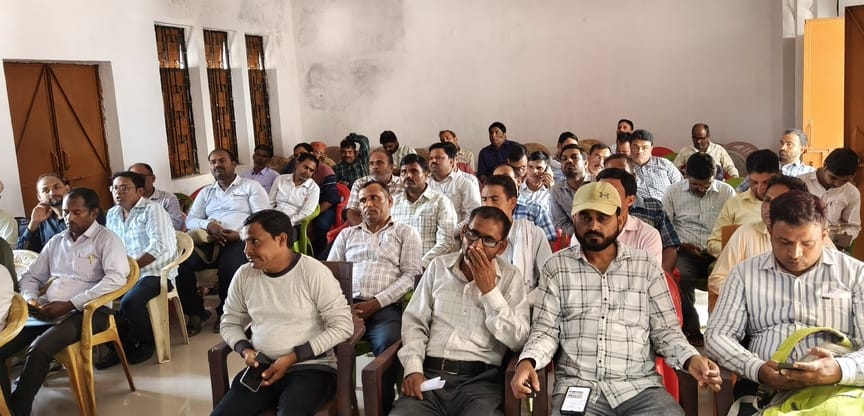 सकरन बीआरसी पर बैठक के दौरान मौजूद पदाधिकारी।