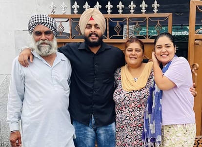 सिमरन चयन होने के बाद परिवार के साथ खुशी मनाते हुए। स्वयं