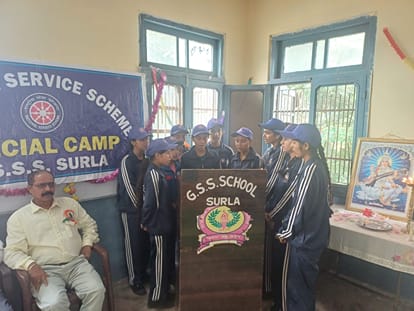 सुरला स्कूल में एनएसएस शिविर के समापन मौके पर एनएसएस गीत पेश करती छात्राएं। स्रोत: स्कूल
