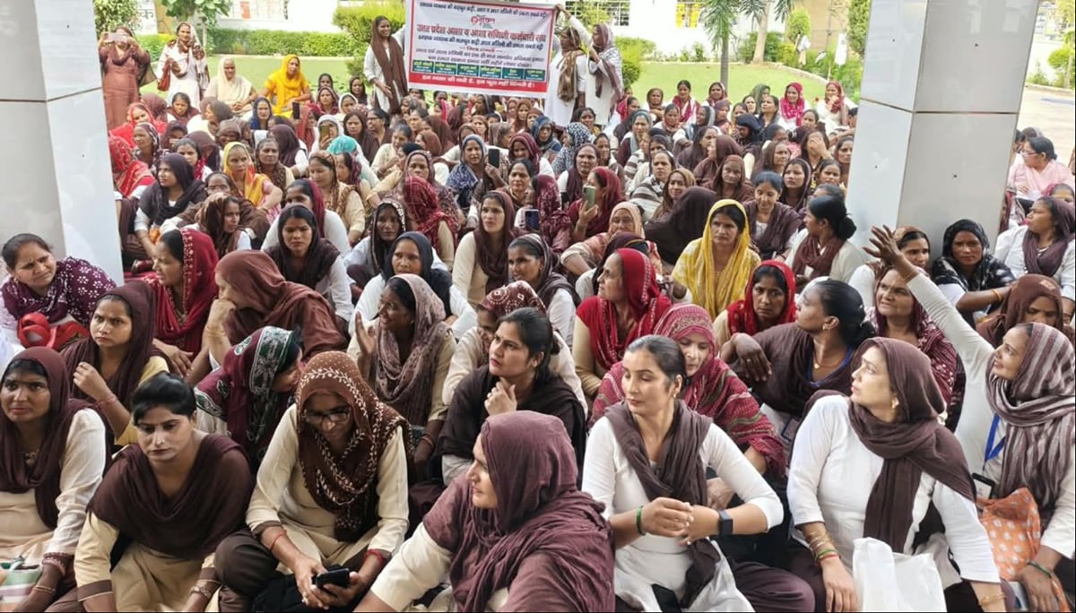 Shamli News: छह सूत्री मांगों को लेकर आशा कार्यकर्ताओं ने विधायक आवास पर दिया धरना