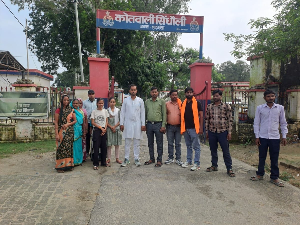 Shahjahanpur News: चोरी के आरोप में दो लोग गिरफ्तार, एक के परिजनों ने थाना गेट पर किया प्रदर्शन
